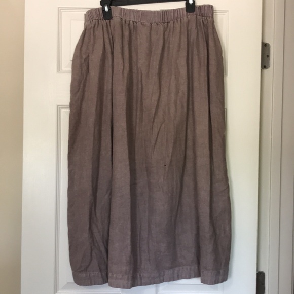 Brown buttoned skirt with pockets - Picture 2 of 3